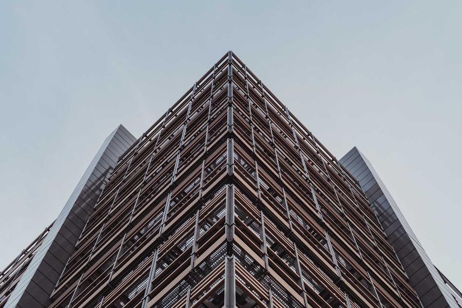 Une façade anonyme, sans entrée visible